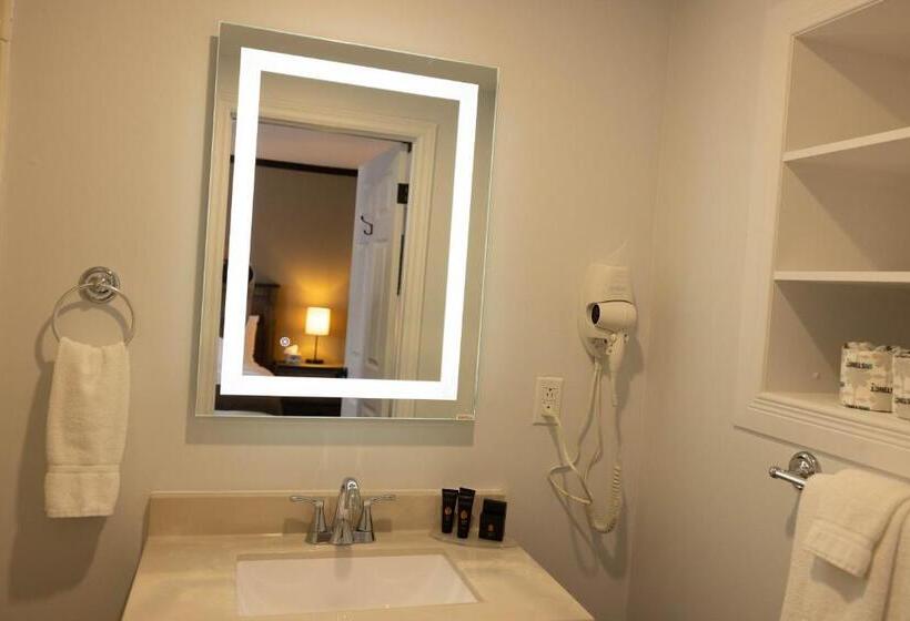 Motel 7 Inn & Suites