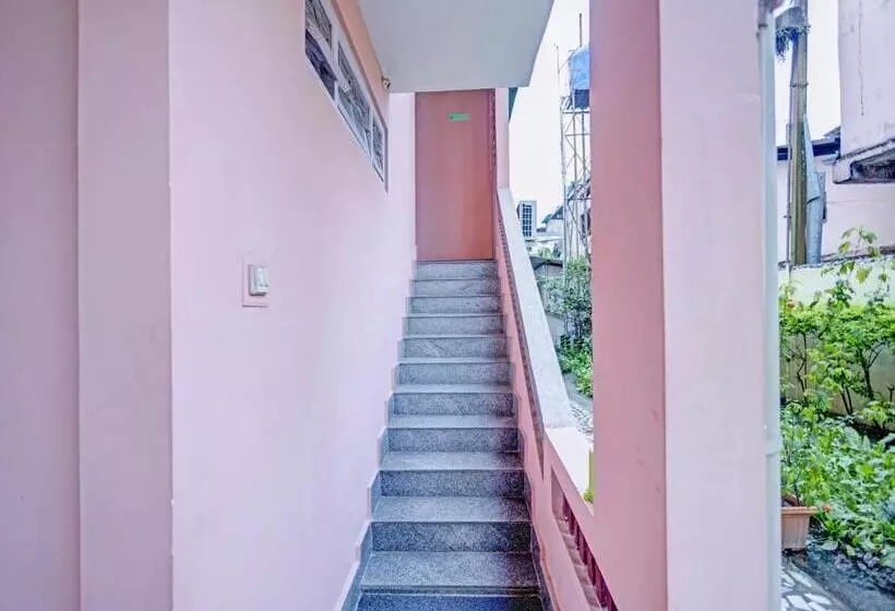 ホテル Collection O D Trinayan Suites