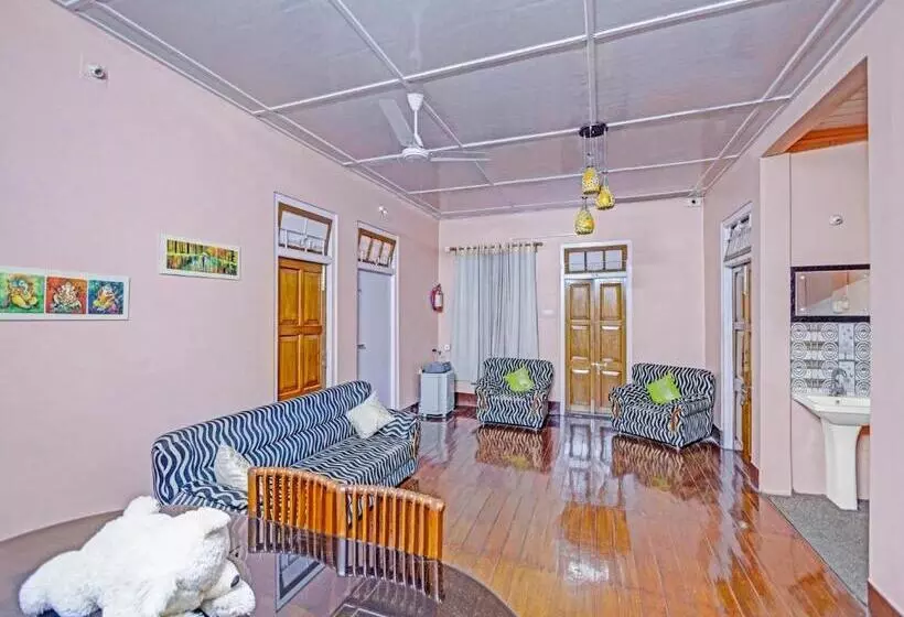ホテル Collection O D Trinayan Suites