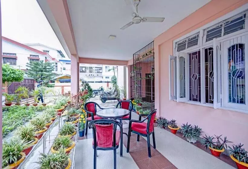 ホテル Collection O D Trinayan Suites