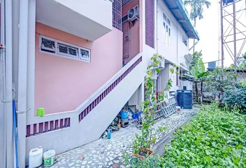 ホテル Collection O D Trinayan Suites
