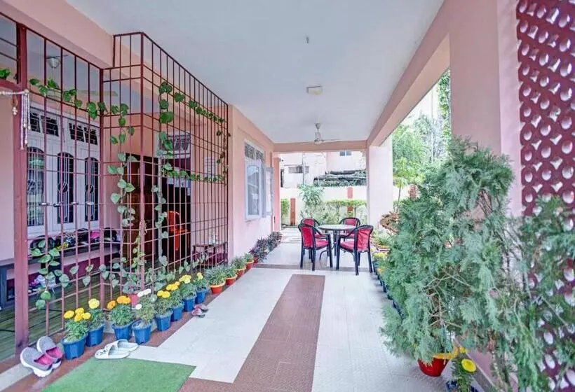 ホテル Collection O D Trinayan Suites