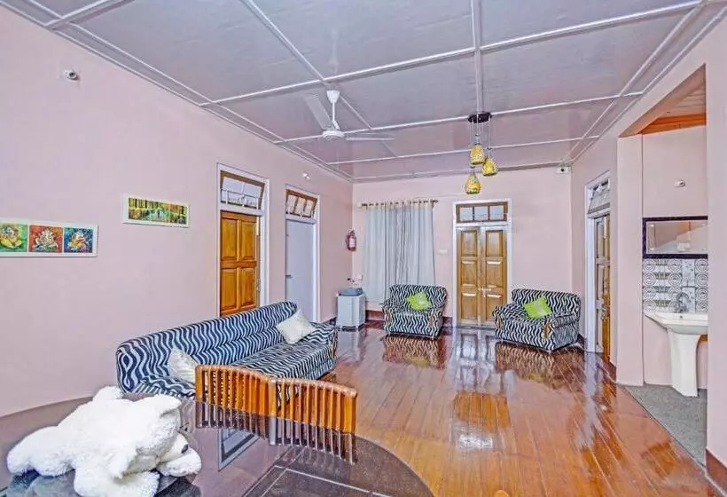 ホテル Collection O D Trinayan Suites
