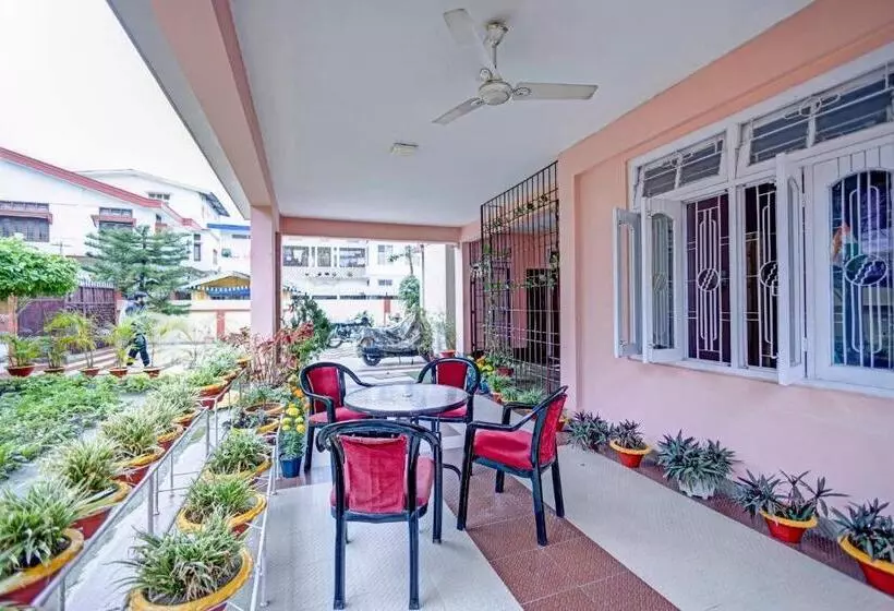 ホテル Collection O D Trinayan Suites