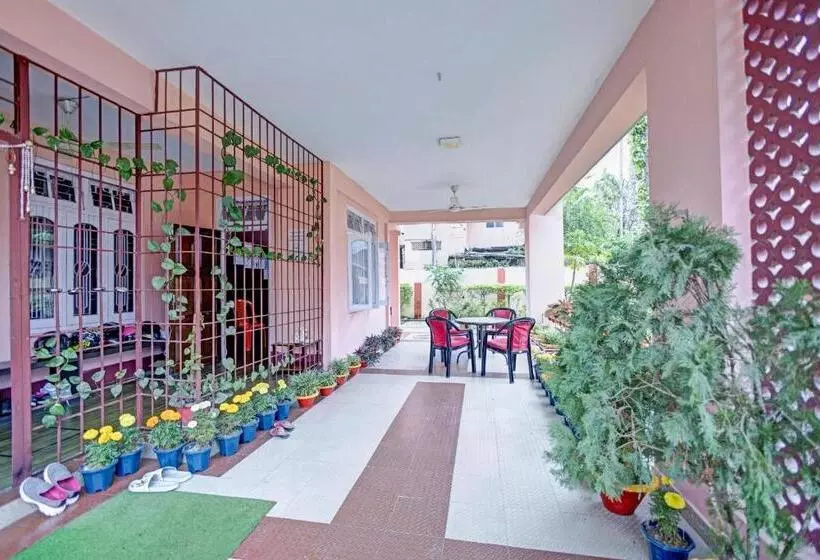 ホテル Collection O D Trinayan Suites