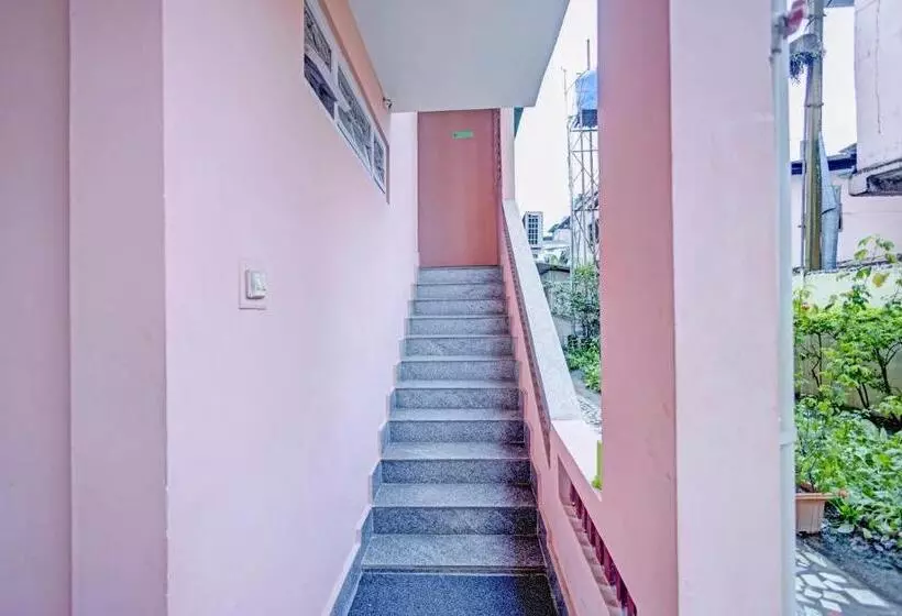 ホテル Collection O D Trinayan Suites