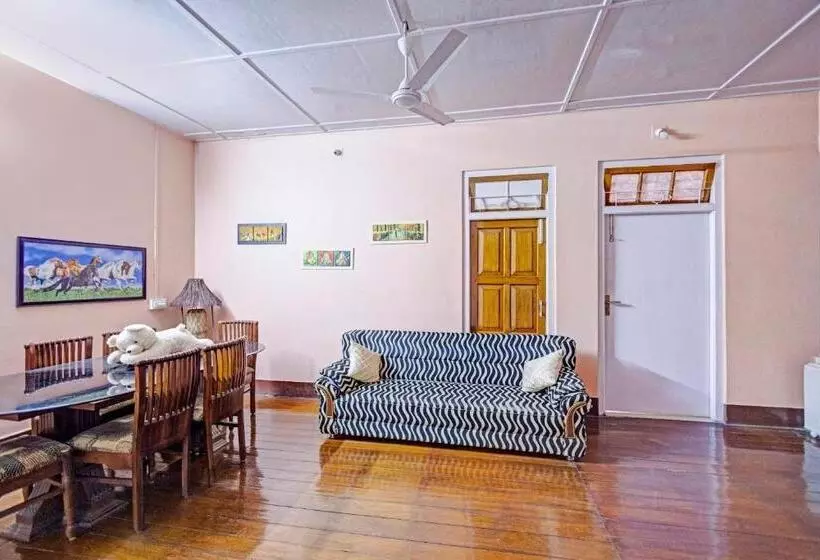 ホテル Collection O D Trinayan Suites