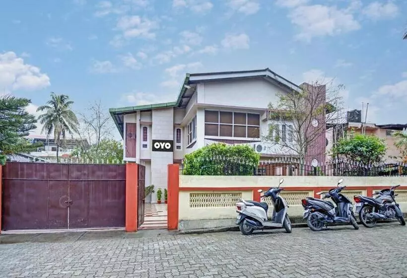 ホテル Collection O D Trinayan Suites