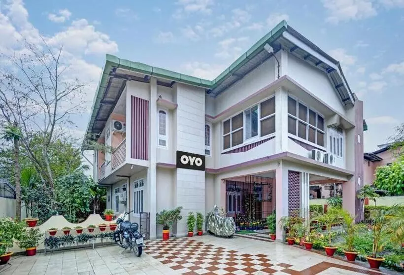 ホテル Collection O D Trinayan Suites