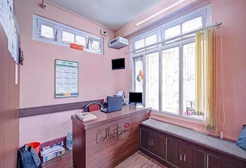ホテル Collection O D Trinayan Suites