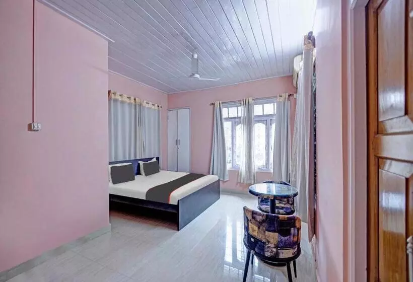 ホテル Collection O D Trinayan Suites