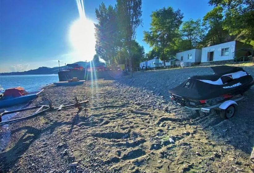 Retkeilymaja Ishkhan Resort/beach
