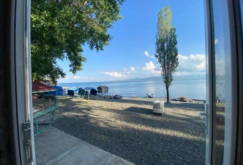 Retkeilymaja Ishkhan Resort/beach