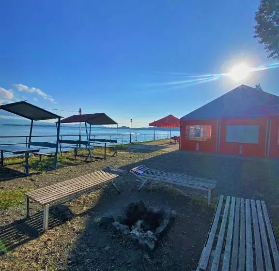 Retkeilymaja Ishkhan Resort/beach