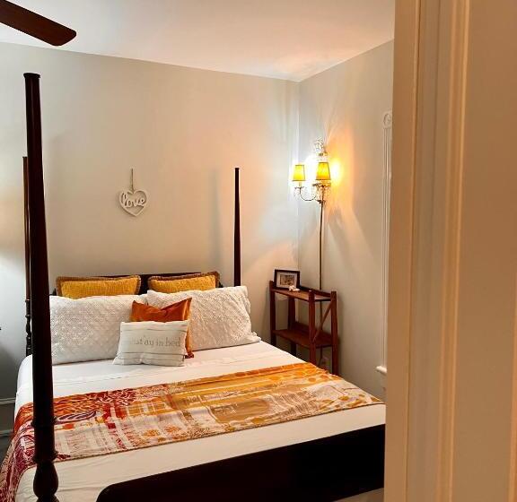 Bed and Breakfast Runaway Bay Guest House