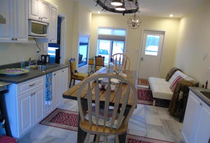 Bed and Breakfast Runaway Bay Guest House