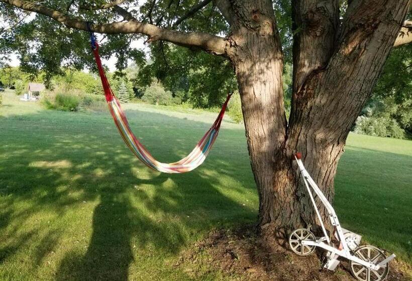 Bed and Breakfast Runaway Bay Guest House