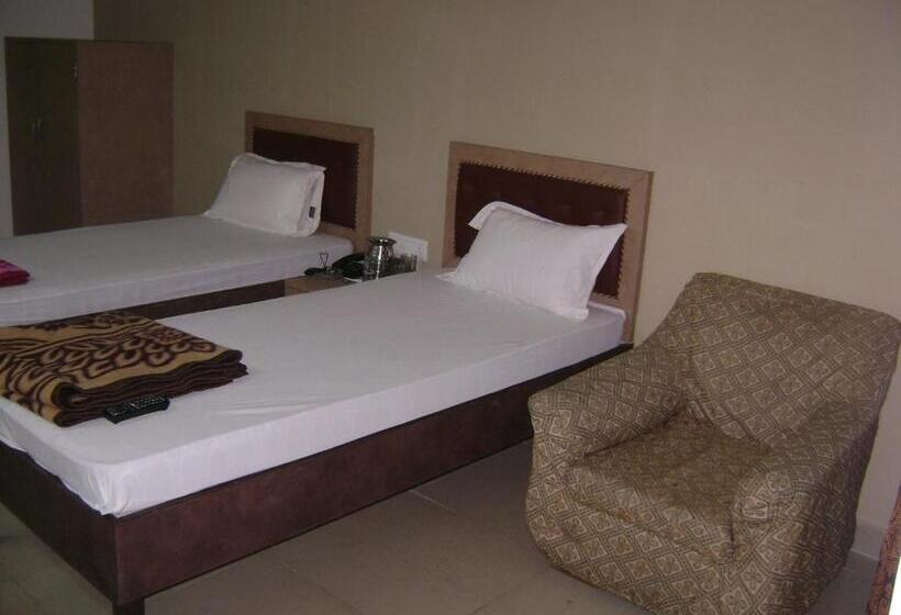 בית מלון כפרי Natraj