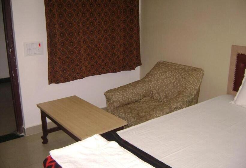 בית מלון כפרי Natraj