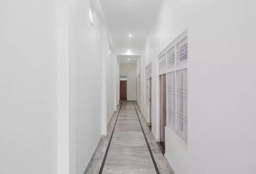 ホテル Spot On Trishan Rooms