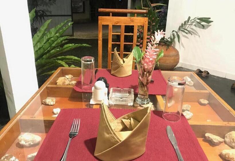 Pensió Chandima Beach Waver