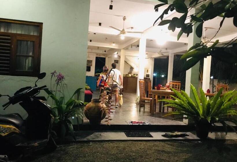 Pensió Chandima Beach Waver