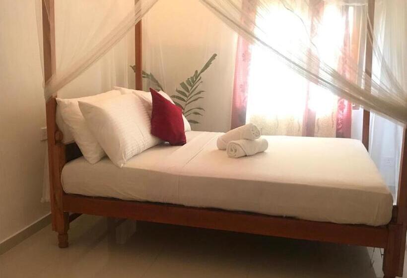 Pensió Chandima Beach Waver