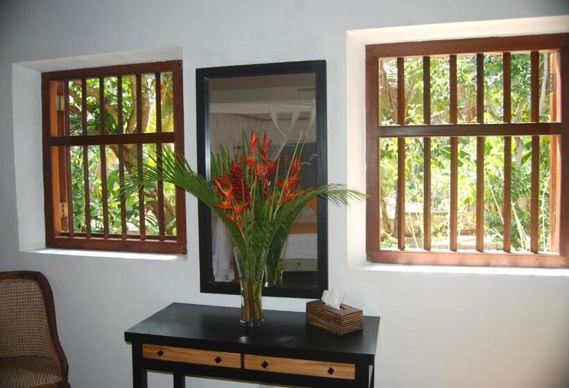 ペンション The Saffron House