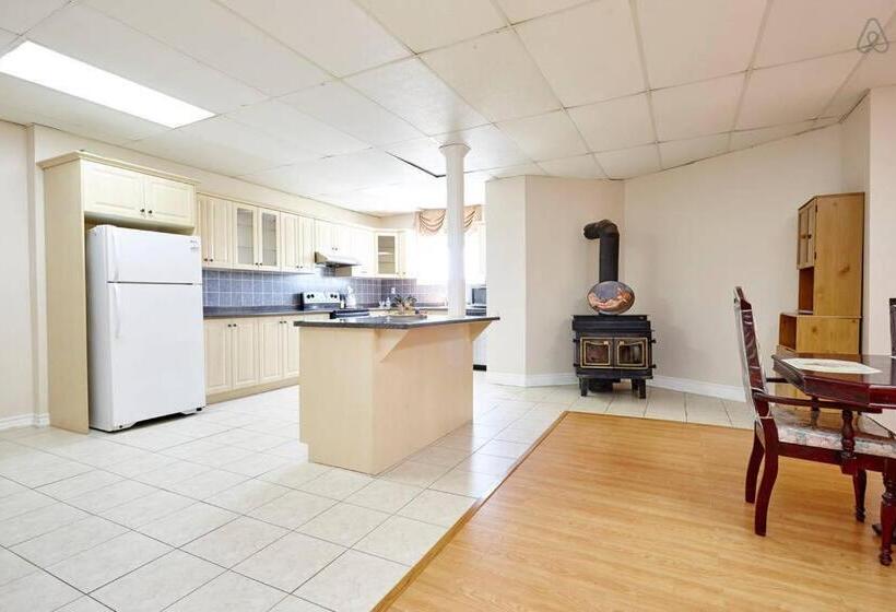 Pensió White House Canada