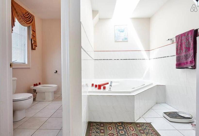 Pensió White House Canada