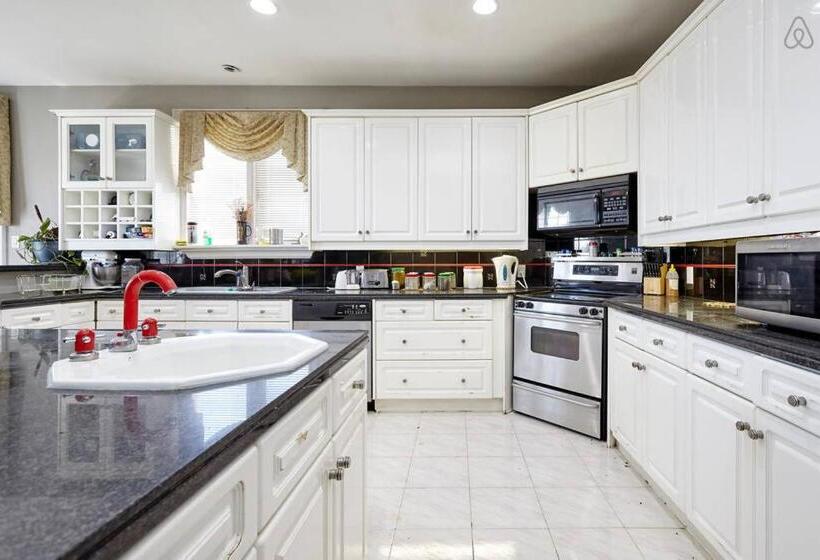 Pensió White House Canada