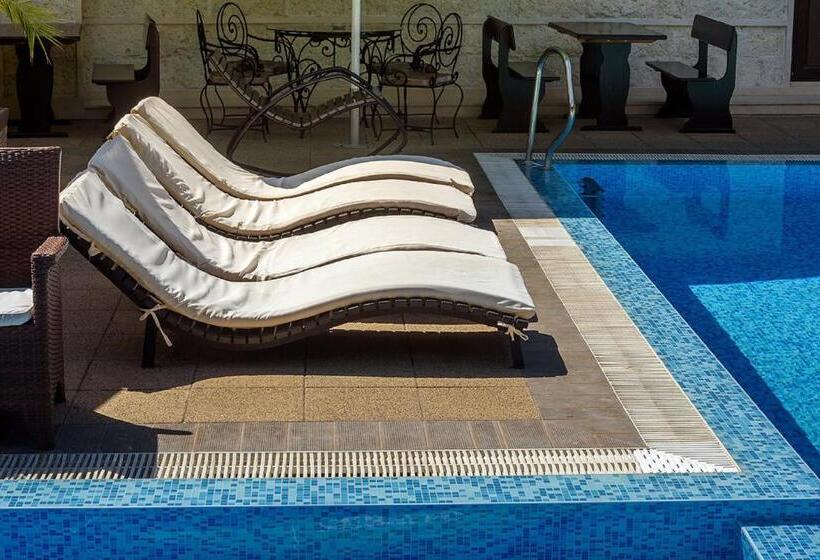 منتجع Complex Jitari