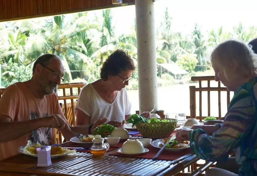 استراحتگاه Tra Vinh Lodge