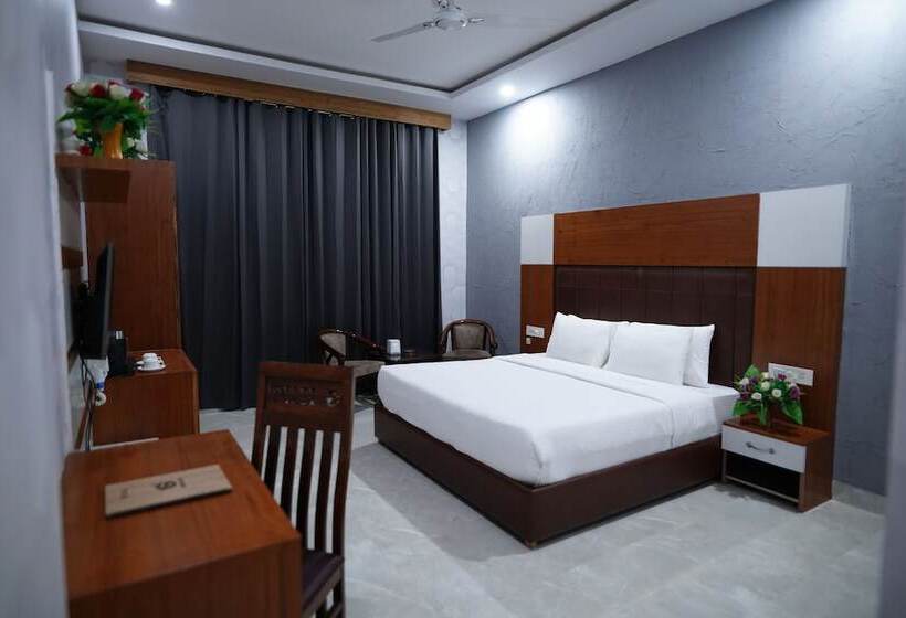 Hotel Golden Hut Derabassi