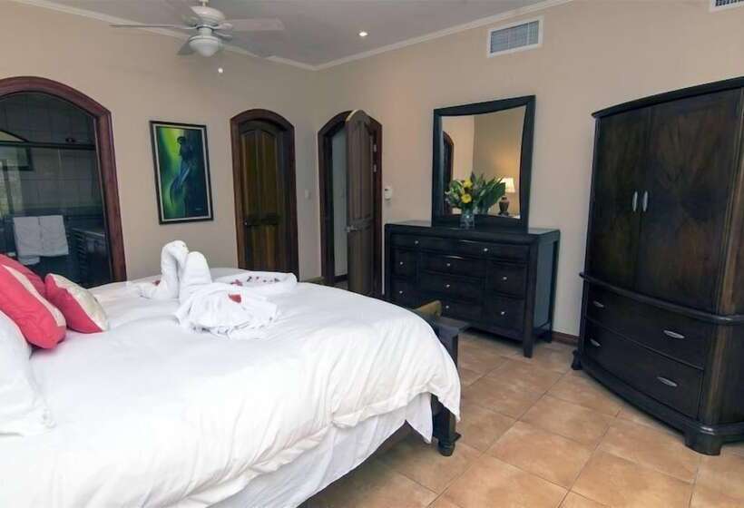 هتل Mariners Point C1