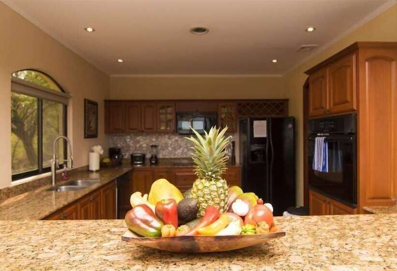 هتل Mariners Point C1