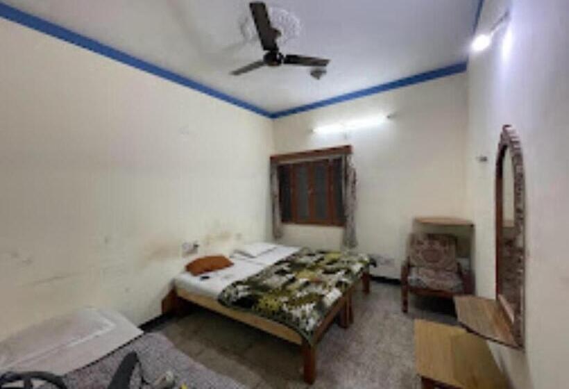 Отель Yogi Lodge , Khajuraho