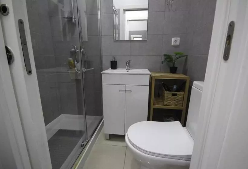 پانسیون Nautic M1 R2   Classy & Cozy Double Room With Shared Bathroom In Marques Pombal