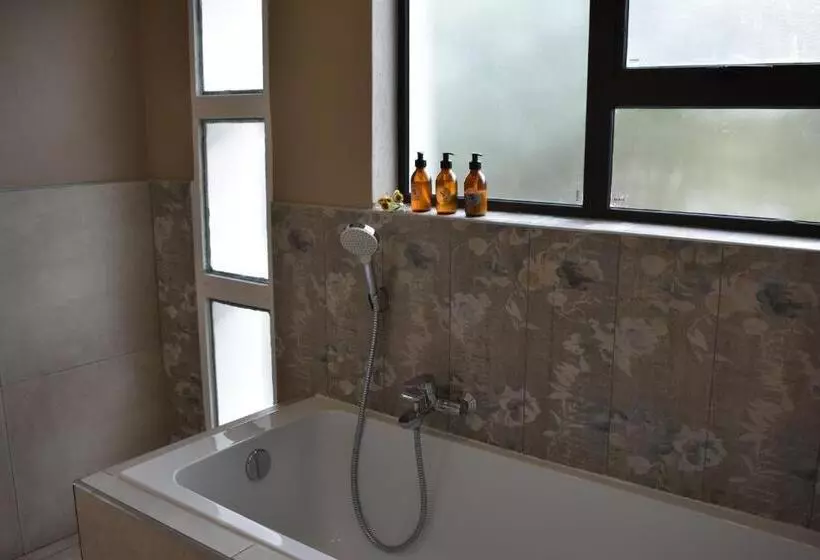 پانسیون Symponia Guest House