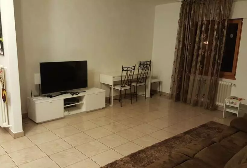 ホテル Apartment Alina