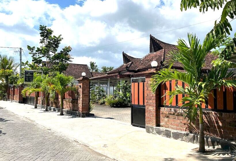 Otel Capital O 92615 Villa Utama D Alas Purwo