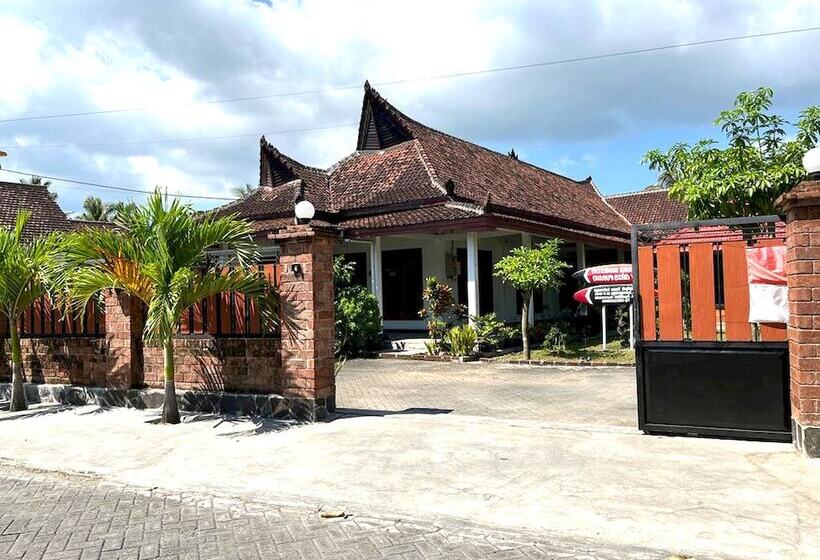 Otel Capital O 92615 Villa Utama D Alas Purwo