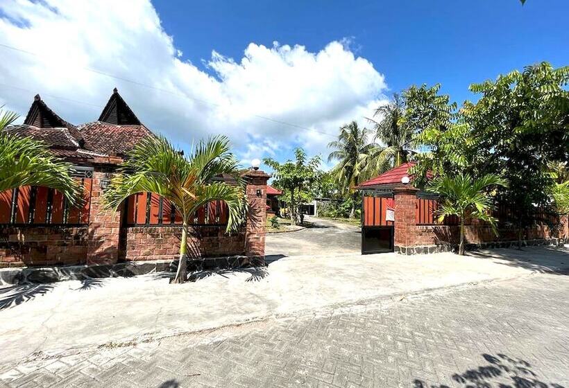 Otel Capital O 92615 Villa Utama D Alas Purwo