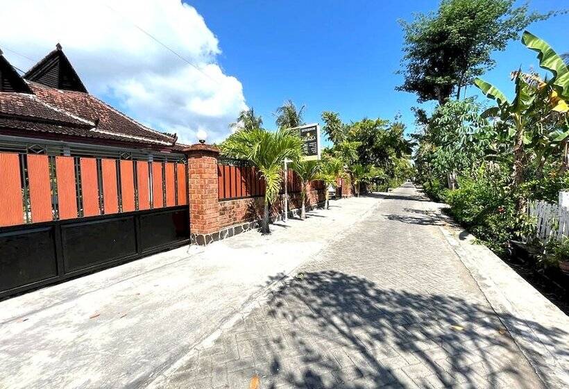 Otel Capital O 92615 Villa Utama D Alas Purwo