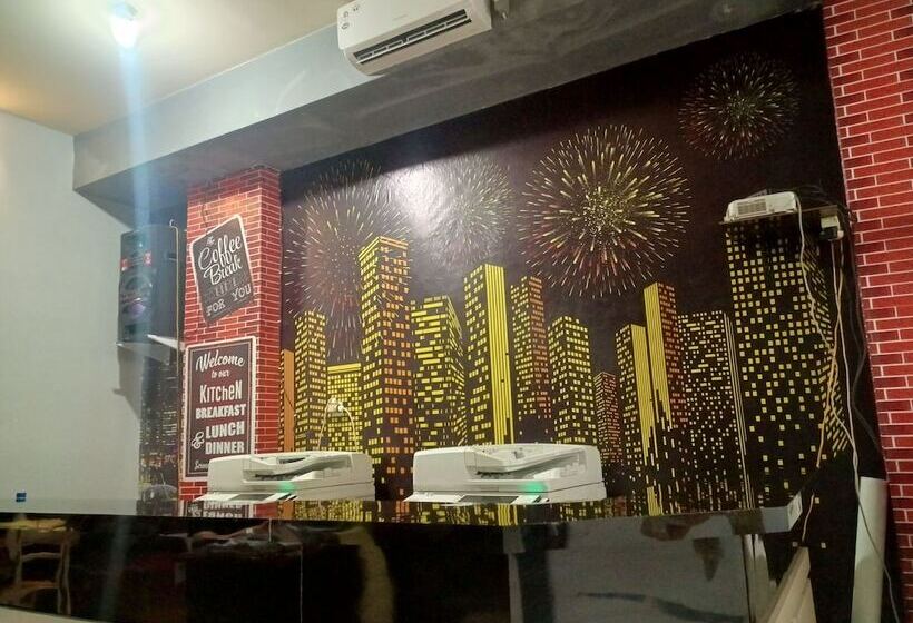 בית מלון כפרי Multi Plus Inn By Oyo