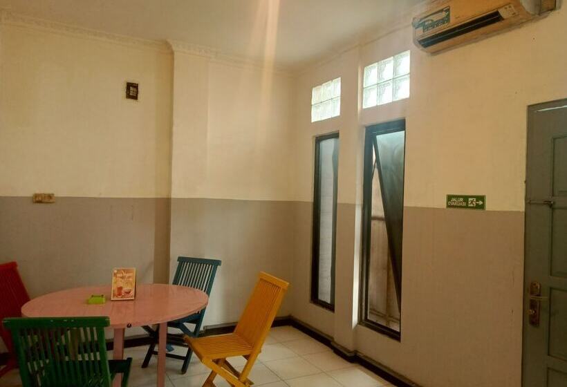 בית מלון כפרי Multi Plus Inn By Oyo