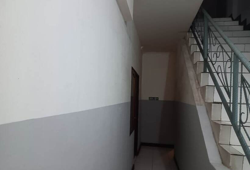 בית מלון כפרי Multi Plus Inn By Oyo