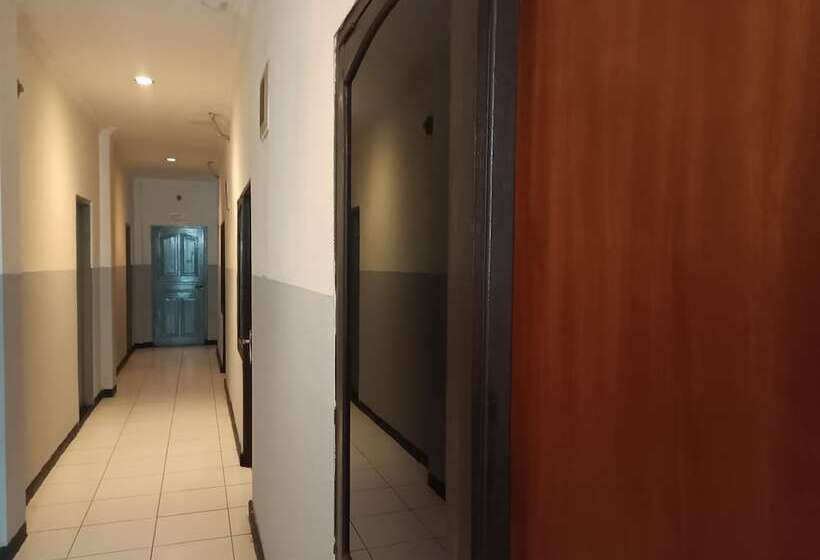 בית מלון כפרי Multi Plus Inn By Oyo