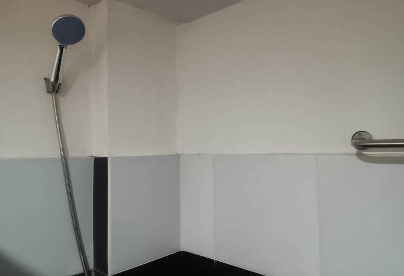 בית מלון כפרי Multi Plus Inn By Oyo