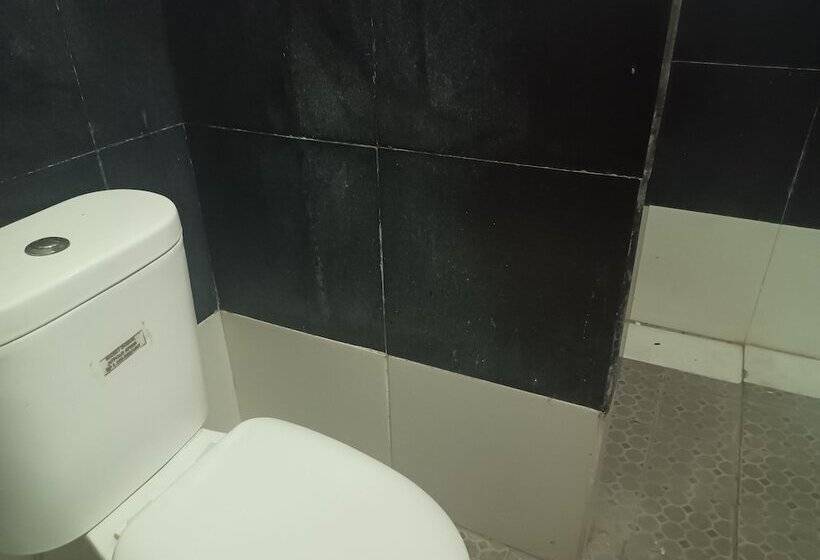 בית מלון כפרי Multi Plus Inn By Oyo